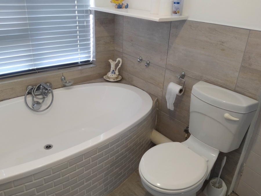 4 Bedroom Property for Sale in De Kelders Western Cape